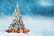 canvas print picture - verschneiter und geschmückter Weihnachtsbaum im Schneetreiben mit vielen Geschenkpäckchen