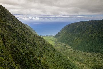 Sticker - Luftaufnahme über dem Waimanu Valley an der Ostküste von Big Island, Hawaii, USA.