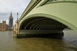 Most westminsterski widziany od dołu, Tamiza, w tle niewyraźny Big Ben i część budynku parlamentu