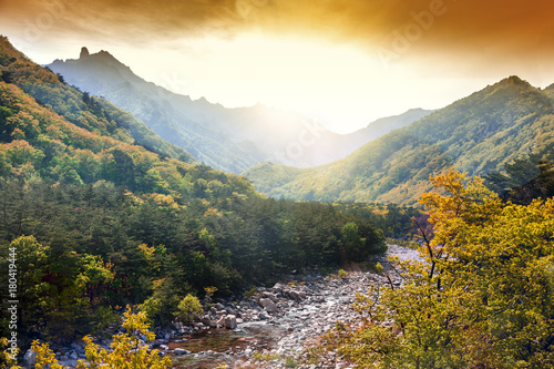 Plakat Czas zachodu słońca. Piękny góra krajobraz w parku narodowym Soraksan, Południowy Korea