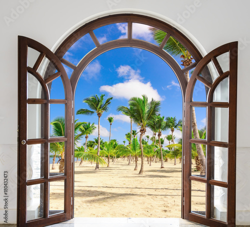 Dekoracja na wymiar  drewniane-drzwi-lukowe-z-wyjsciem-na-plaze
