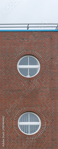 Runde Fenster in einer Garage – kaufen Sie dieses Foto und finden Sie