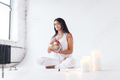 Cuadros en Lienzo girl the yogi plays on the Tibetan singing bowl