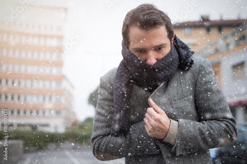 Fotografía Man casual dressed in the city on a winter seasonal day and freezing