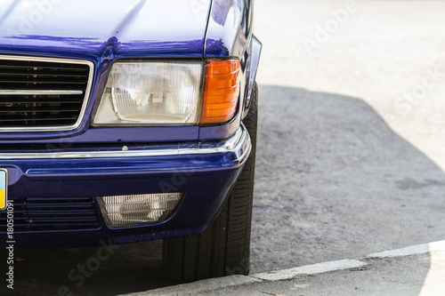 close-up-detail-image-of-front-part-of-an-old-car