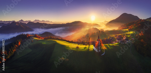 powietrzny-wschodu-slonca-widok-swietego-tomas-kosciol-slovenia-jesien-krajobraz