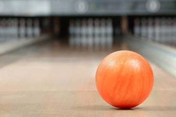 Canvas Print - Ball on floor in bowling club