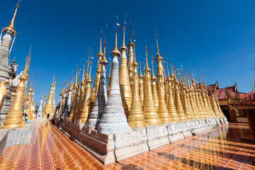 Wall Mural - Shwe Inn Dein Pagode, Inlee See, Myanmar