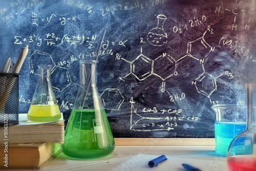 Fotografía Classroom desk and drawn blackboard of chemistry teaching general view