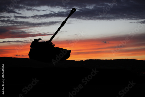 Zdjęcie XXL Koncepcja wojny. Militarna cysternowa sylwetki scena na nieba tle