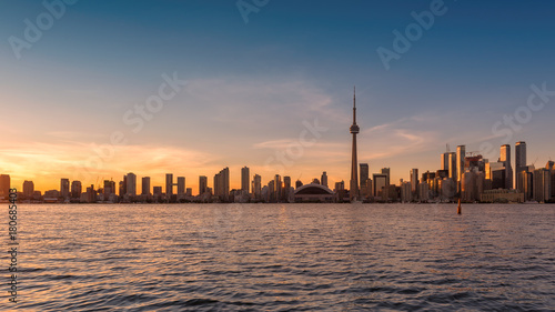 Plakat Piękna Toronto linia horyzontu przy zmierzchem, Ontario, Kanada.
