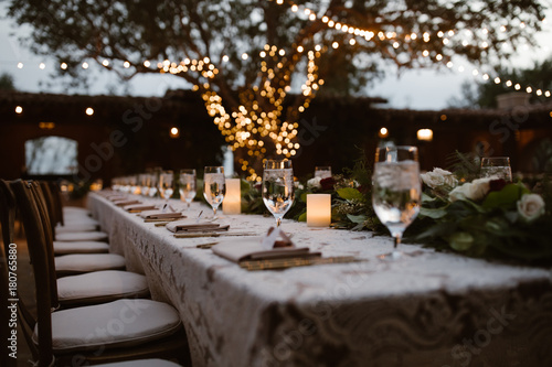Fotografía A Dreamy Outdoor Dinner Setting
