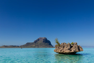 Wall Mural - Crystal Rock im türkisen Wasser der Lagune bei Le Morne, Mauritius, Afrika, im Hintergrund der Berg Le Morne Brabant.