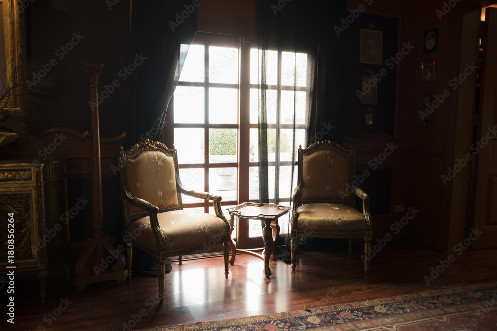Obraz na płótnie Ancient chair w salonie