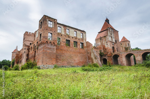 Zdjęcie XXL Ruiny gotyckiego zamku w Szymbarku koło Iławy, Polska