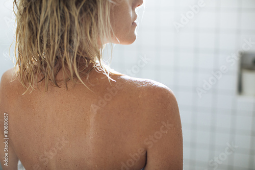 Фото девушки в душе без лица