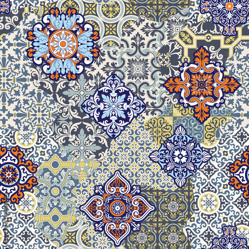 kolorowe-stonowane-plytki-z-motywem-azulejos-patchwork