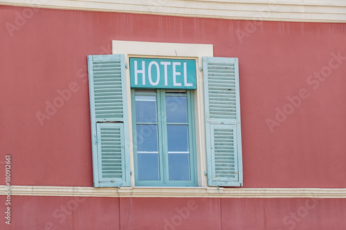Plakat szyld hotelu w elewacji budynku z oknami