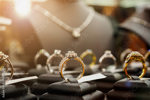 Fotografía Jewelry diamond rings and necklaces show in luxury retail store window display