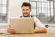 © contrastwerkstatt - erfolgreicher unternehmer schaut auf seinen laptop