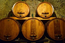 Antica Cantina Di Vino Chianti Con Botti In Rovere In Toscana Italia 
