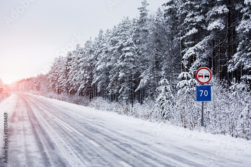 zimowa-droga-przy-lesie-szron-snieg-skandynawia