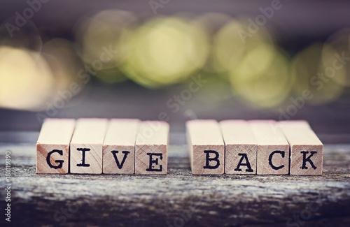 Fotografía give back in alphabet letters