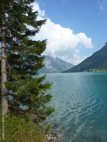 widok-na-jezioro-achensee-w-piekny-dzien