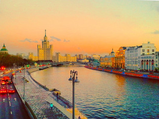 Wall Mural - view of the sunset on the river, a residential skyscraper on Kotelnicheskaya Embankment, Moscow River, Bolshoy Ustinsky bridge. Moscow, Russia