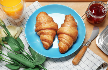 Canvas Print - Plate with tasty croissants on wooden tray