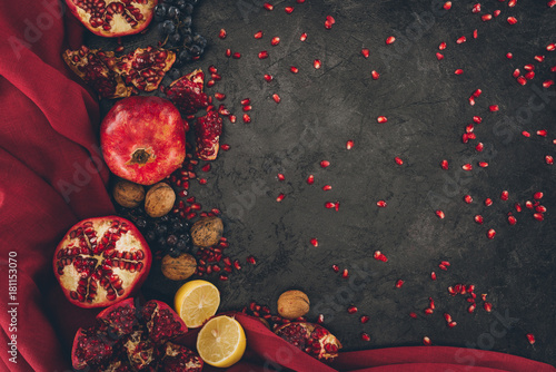 Zdjęcie XXL owoce z orzechami i czerwoną tkaniną