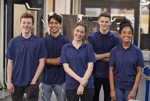Cuadros en Lienzo Portrait Of Engineering Apprentices In Factory