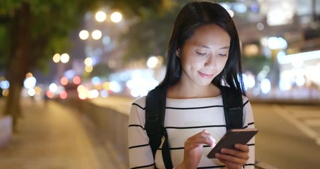 Canvas Print - Young woman use of smart phone in city at night