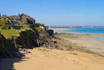 Sticker - Saint-Malo Strand in der Bretagne, Frankreich - walled town of Saint-Malo beach in Brittany