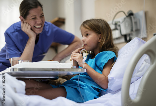 Fotografía Young Caucasian girl is staying at the hospital
