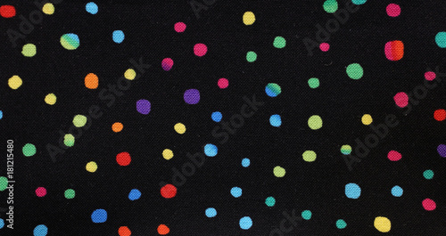 Zdjęcie XXL wiele kolorowych kulek z czarnym tłem
