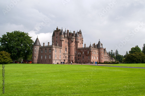 Plakat Naprawdę duży zamek Glamis z ogrodem w środkowej Szkocji