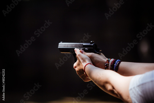 Papel de parede Shooting a pistol