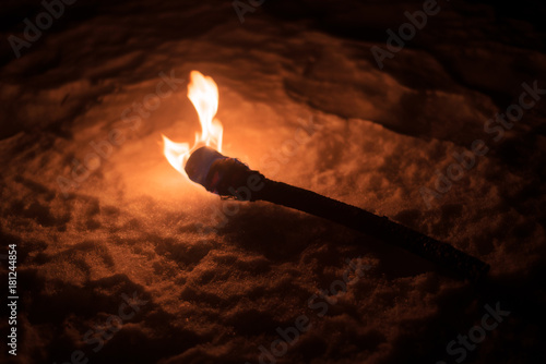 Fotografía burning torch lights up the winter night fire alone dark lonely background natur