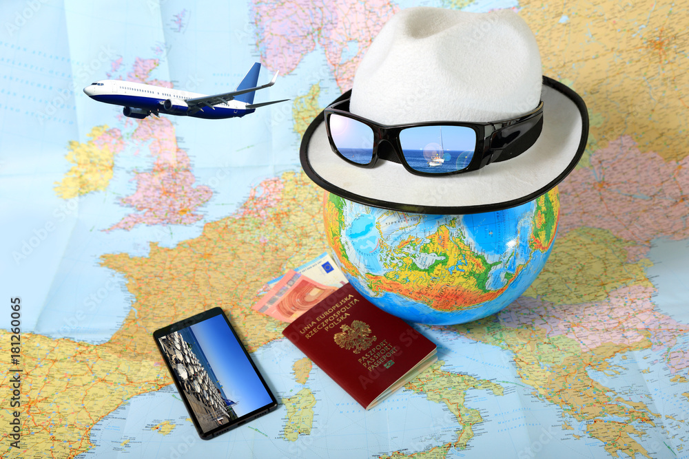 Mapa, paszport i smartfon, przygotowanie do podróży. - obrazy, fototapety, plakaty 