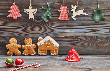 Canvas Print - Christmas homemade decoration, gingerbread house and couple - man and woman.