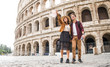 Leinwanddruck Bild - Couple at Colosseum, Rome