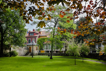 Parque de Ferrera en Aviles, Principado de Asturias con sus casas milenarias al fondo