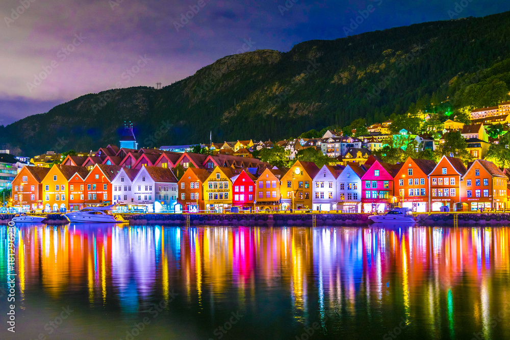 Night view of a historical wooden district Bryggen in the norwegian city Bergen. - obrazy, fototapety, plakaty 