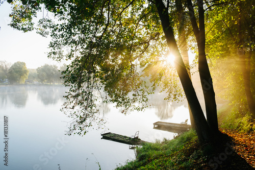 jesienny-klimatyczny-poranek-nad-jeziorem