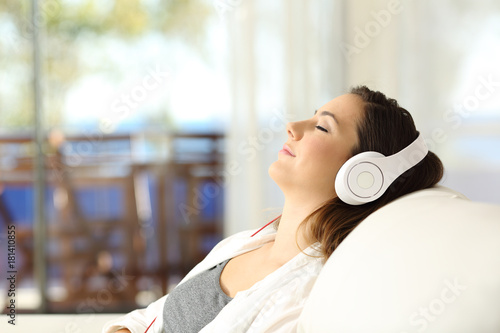 Plakat Kobieta relaksujący słuchanie muzyka na leżance