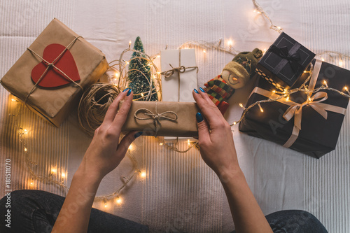 Fotomural Overhead view of woman holding wrapped Christmas gift