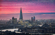 Die moderne Skyline von London während eines intensiven Sonnenuntergangs