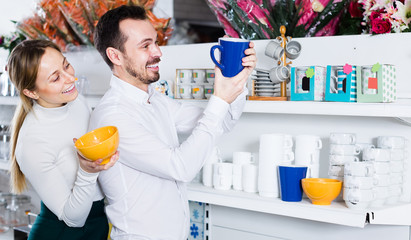 Couple selects bright mugs