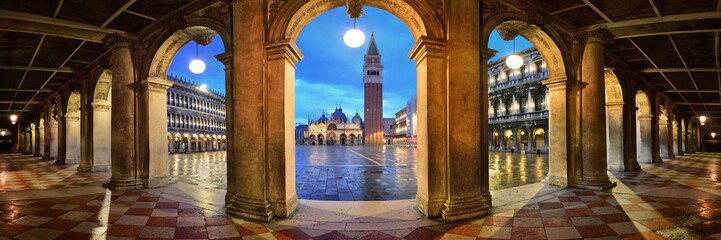 Fototapete - Piazza San Marco hallway night panorama view